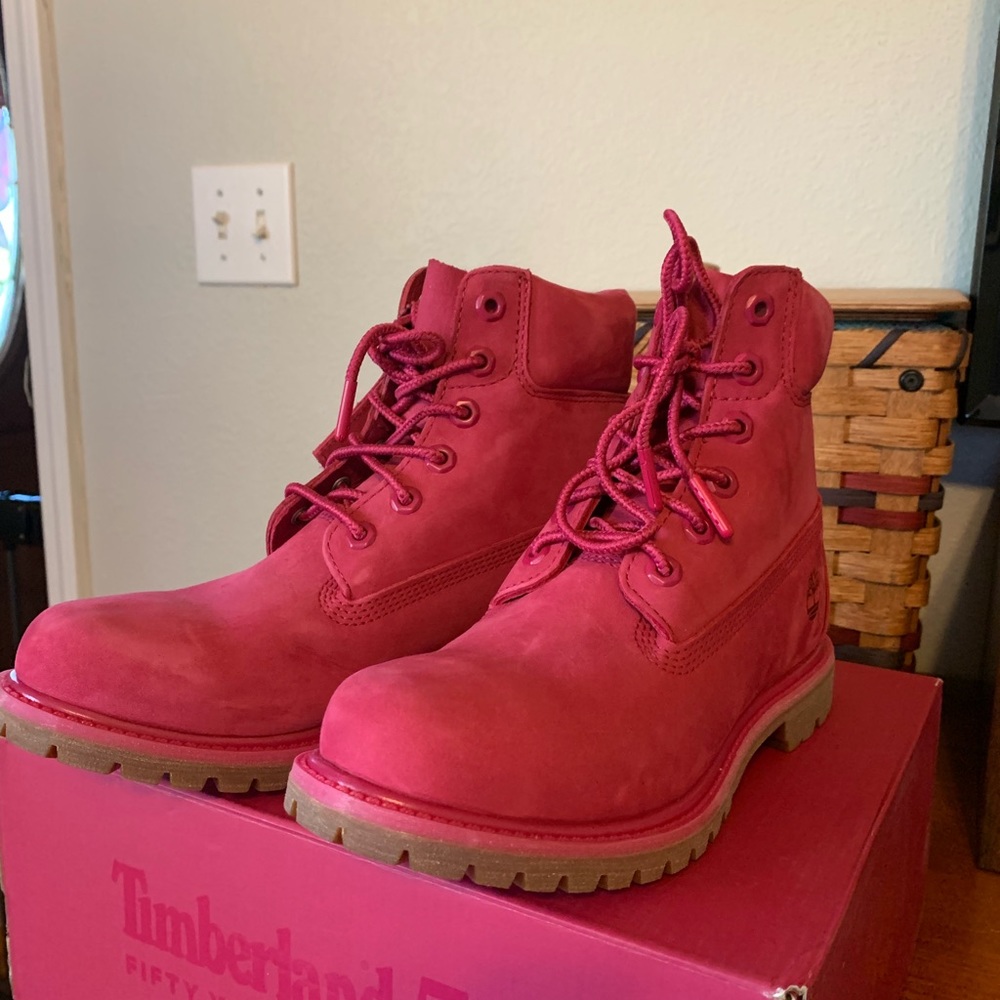 Timberland NWT Fuschia Suede Boots 8.5
